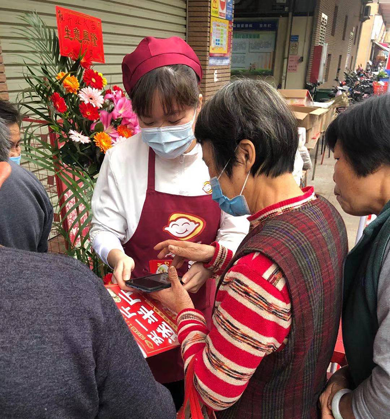 何老板萬(wàn)萬(wàn)沒(méi)想到，自己的餃子云吞店開(kāi)業(yè)的第一天就門(mén)庭若市